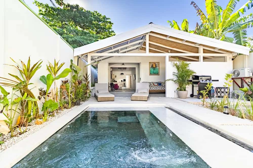 House and long swimming pool in a tropical garden — Casa Bonimus