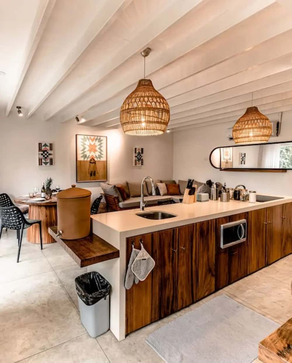Open-plan kitchen with timber island and dining area — Casa Pelicano