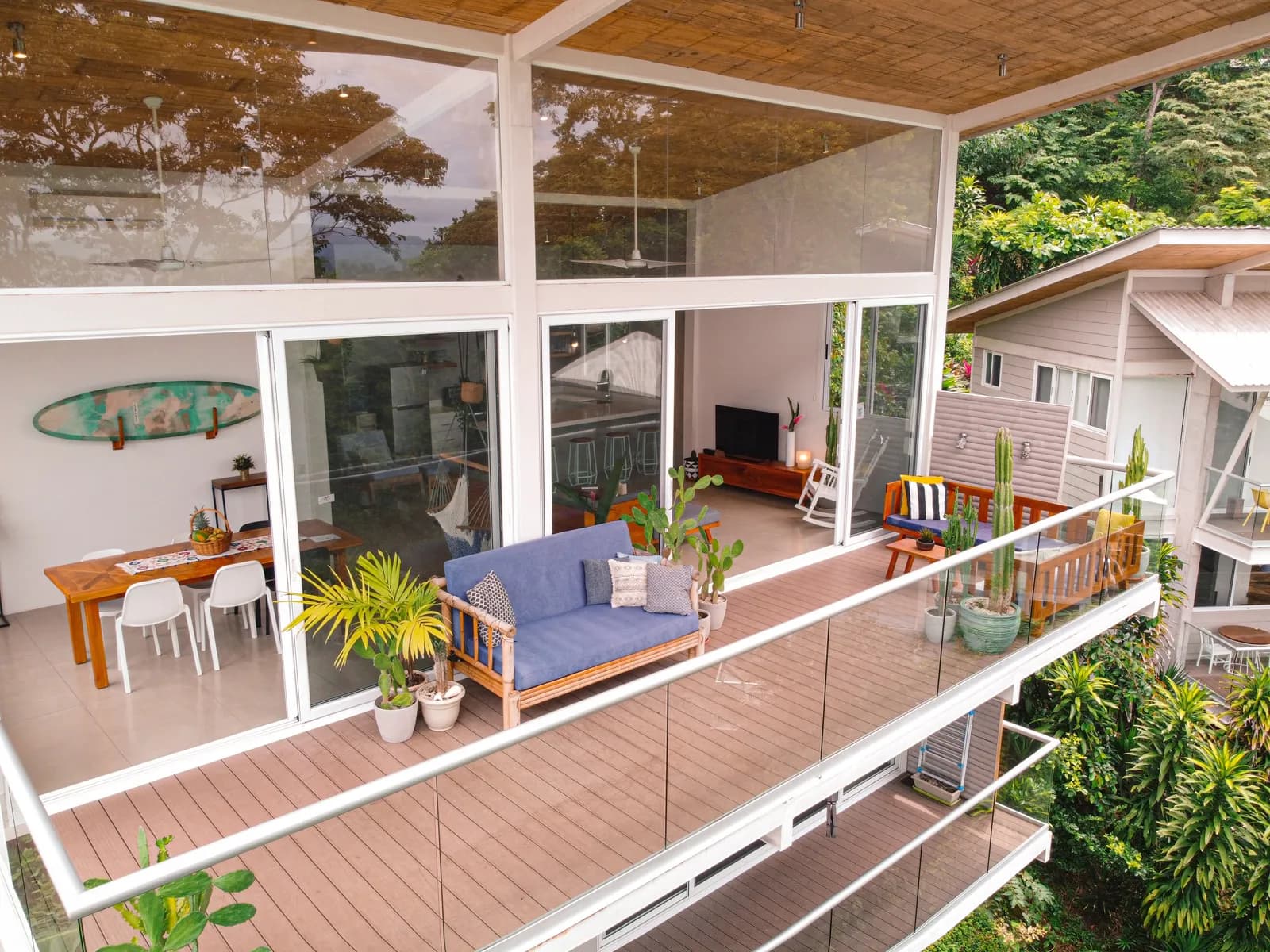 Covered balcony along the hillside house — Villa Dos Vistas