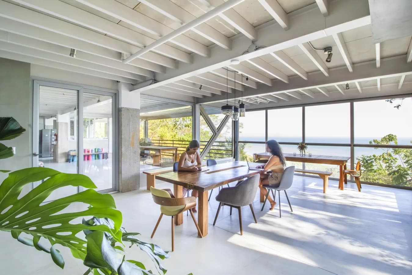 Terraza compartida con vista al mar y espacio para descansar