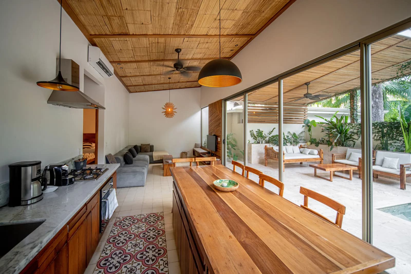 Kitchen and dining table opening onto the terrace — Casa Keshet