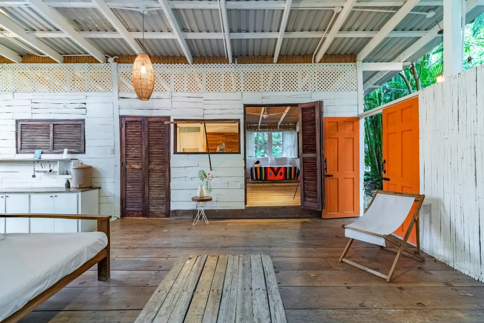 Open-plan studio with kitchen and wooden floor — Casa Mapachita